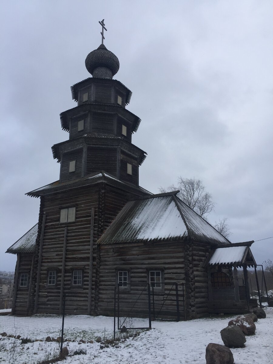 Не так давно территорию храма обнесли сетчатым забором