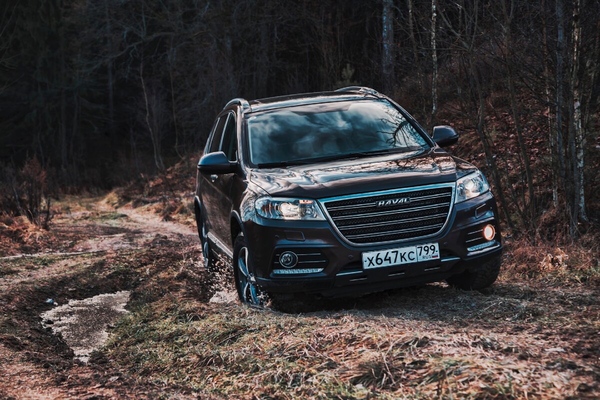 Машина едет по бездорожью отлично, хотя клиренс нельзя назвать большим. Только на механике машина имеет полный привод. 