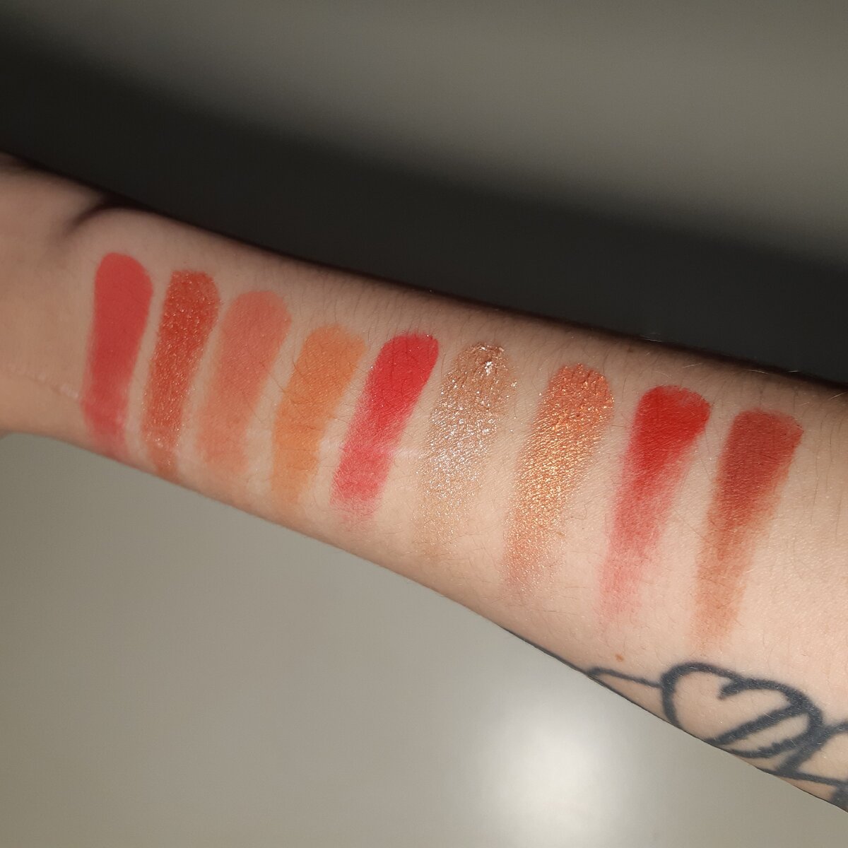 Свотчи пальцем при искусственном освещении