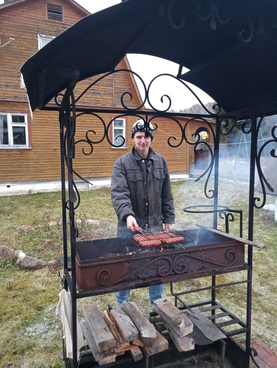 Мангал Победа и тёплые слова: "Этот чистый воздух, деревянный домик посреди участка и рядом мангал 😌 Кажется, что больше ничего не нужно..." (фото и слова Егора Смирнова, январь 2020 год).