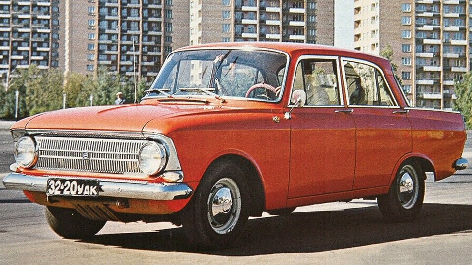 1.ЗАЗ 968 Этот всем известный запорожец был популярен во времена советского союза. А приобрести такое авто было мечтой многих советских граждан!  А производился ЗАЗ 968 аж до 1994 года.-2