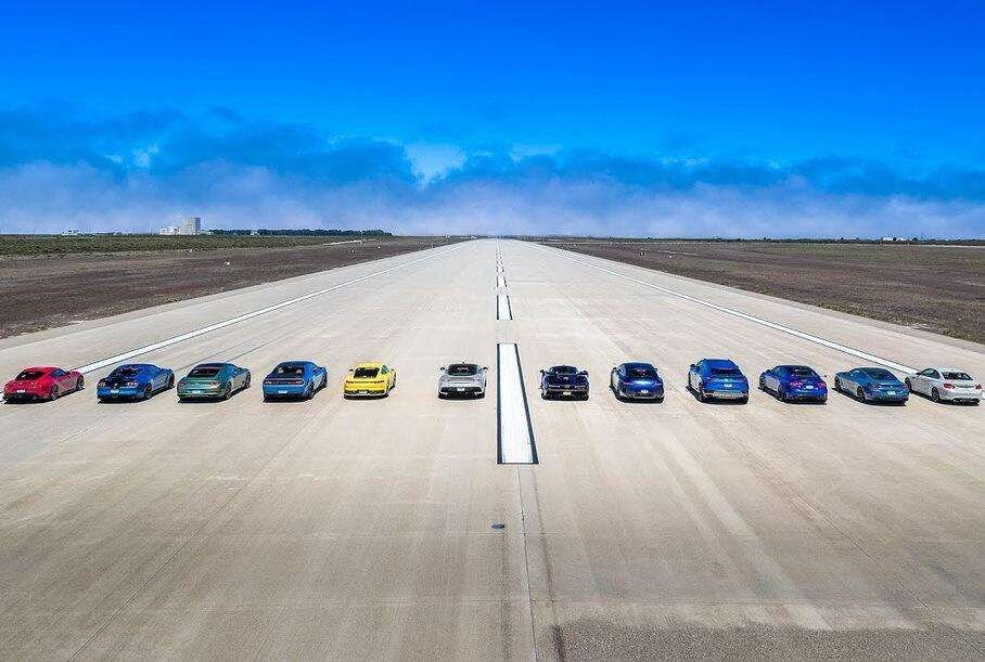 Издание Motor Trend продолжает свою ежегодную традицию организовывать массовый драг-рейсинг спорткаров


В этом году журналисты Motor Trend собрали в невероятном драг-сражении на четверть мили сразу 12 «заряженных» авто, среди которых оказалась и одна модель повышенной проходимости – итальянский суперкроссовер Lamborghini Urus.

Соперников Урусу подобрали, конечно, очень крутых: Aston Martin DBS Superleggera, Bentley Continental GT V8, BMW M2 Competition, BMW 850i xDrive, Dodge Challenger Hellcat Red Eye Widebody, Ford Mustang Shelby GT350, Jaguar XE SV Project 8, McLaren Senna, Mercedes-AMG GT 63 4MATIC+, Porsche 911 Carrera S и немного затерявшаяся в столь пестрой компании Toyota Supra.
Напряженной борьбы за первое место не получилось, так как победитель привез всем остальным участникам заезда целых две секунды. Зато за вторую позицию соперничество было жарким, а единственный кроссовер приехал далеко не последним, но не будем больше спойлерить.
