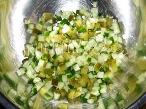 Свежие и маринованные огурцы, режем небольшими кубиками и отправляем в салатник. 
