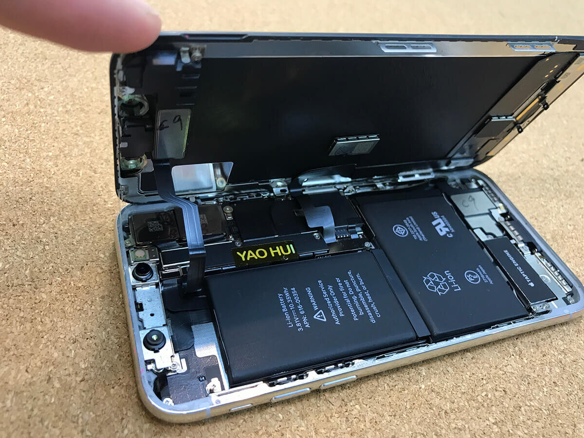 Часто внутри рефов можно увидеть забавные наклейки или надписи 