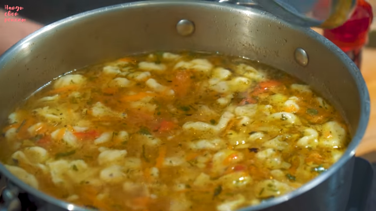 Сытный, ароматный и очень вкусный! Полезный и любимый всеми детьми – суп с клецками!