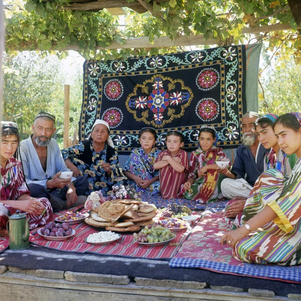 Большой по узбекски. Семья Узбекистан махалля. Большая семья в Узбекистане. Семья за столом Узбекистан. Узбеки за столом.
