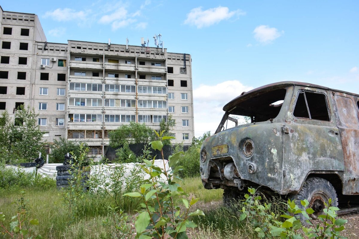 Беспокоишься заброшенный накормишь потревоженный. УАЗ Буханка заброшенная. Дом призрак Пермь. Амурск город призрак. Заброшенные места в Перми.