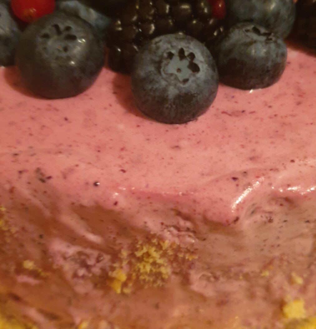 В этом торте в крем добавила свежие перетертые ягоды чёрной смородины