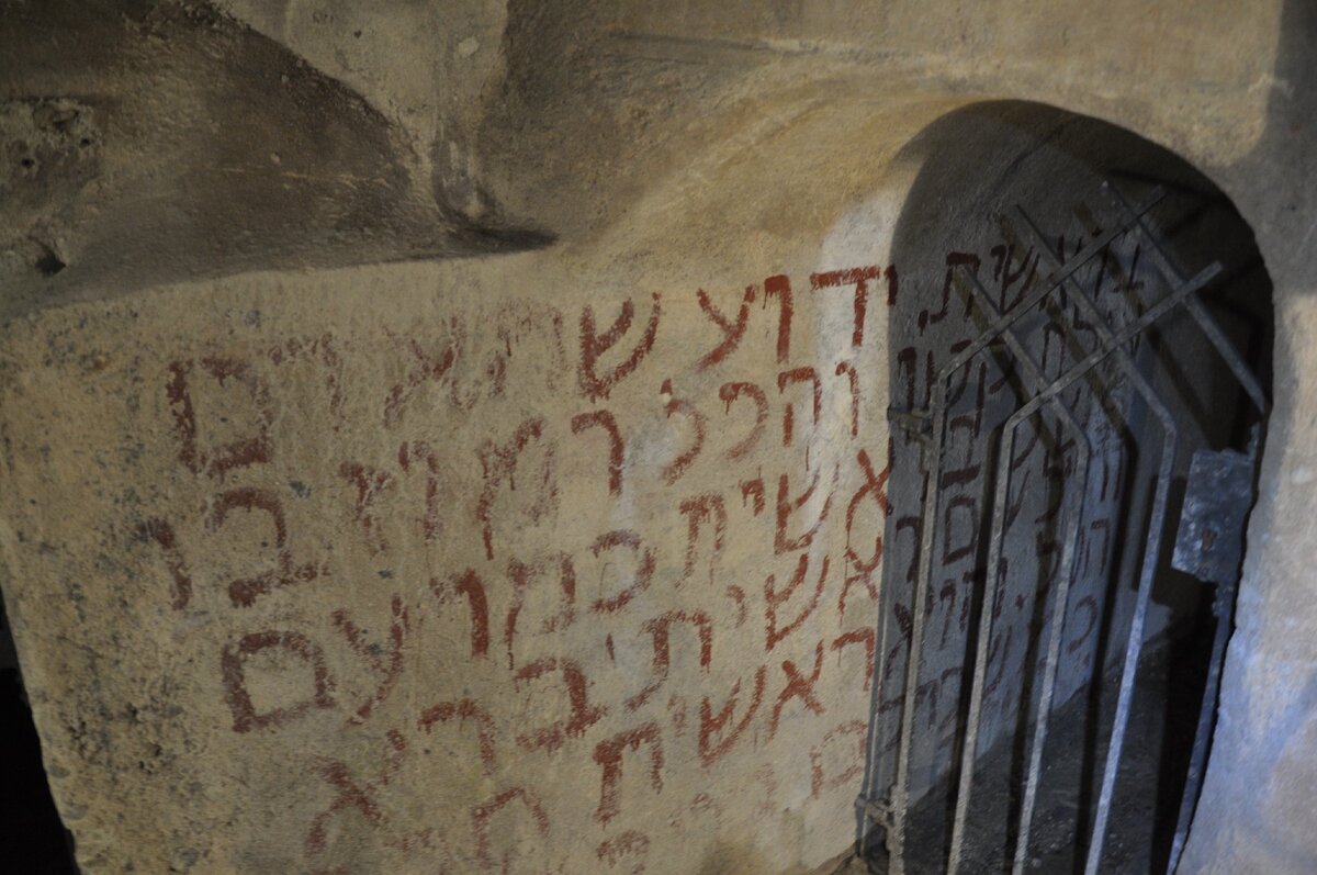 Но прочитать текст не пытайтесь - он складывается в полную абракадабру. Реквизиты для фильмов такие... реквизиты. 