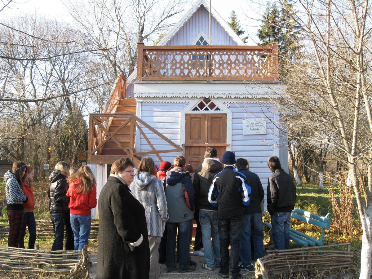 У флигеля, где была написана "Чайка"