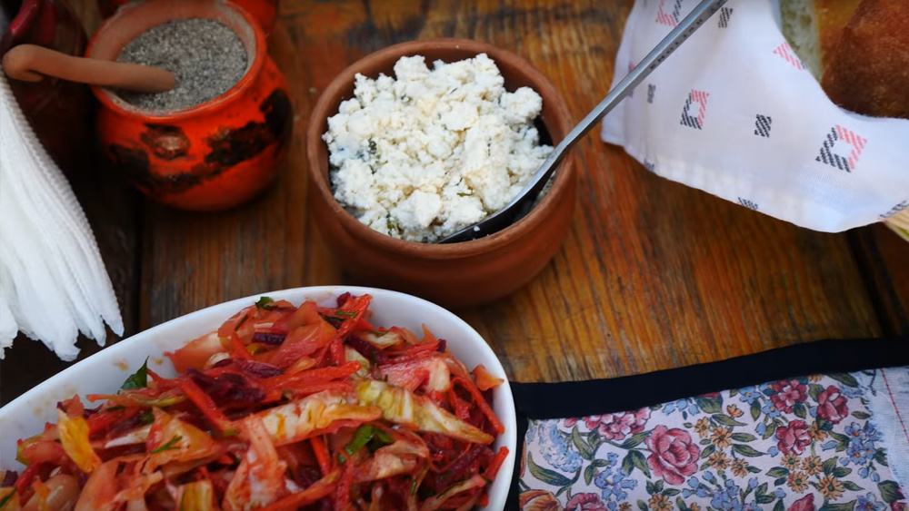 Армянский сыр, обедаем в кафе в Армении