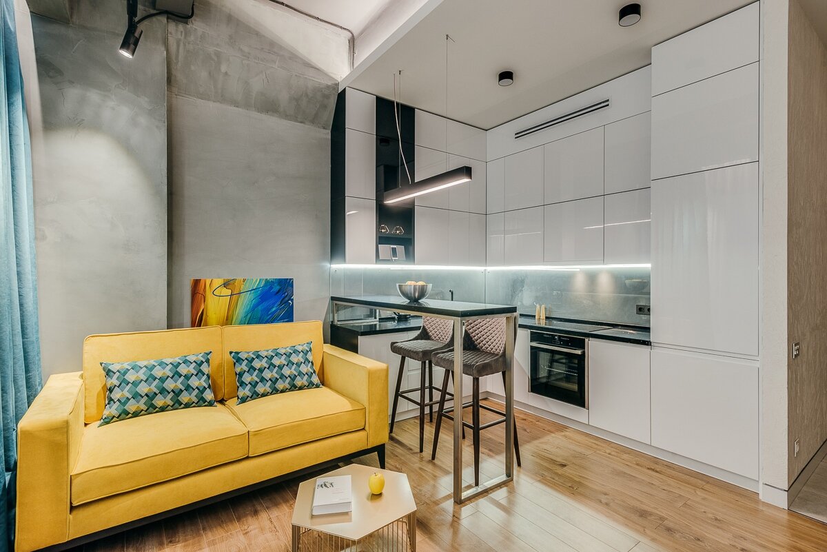 Небольшая уютная кухня-гостиная