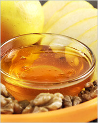 Найти человека, у которого хоть раз в жизни не повышалось или не понижалось бы артериальное давление, в наше время крайне трудно. «Неважно себя чувствую, наверное, давление скачет», – слышим мы от окружающих нас людей почти ежедневно. Коллеги по работе, близкие родственники нет-нет да и начинают жаловаться на плохое самочувствие. Проблемы с давлением – вещь распространённая. Причём, проблем этих может быть две: давление повышенное или пониженное, то есть гипертония или гипотония. В чём же разница между двумя этими состояниями, кроме чисел на экране тонометра? И какое из них опаснее?