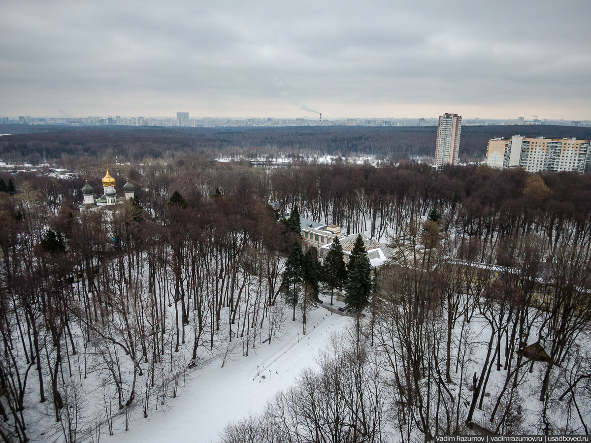 2. Жемчужина Узкого - каменный храм Казанской иконы Божией Матери (1697) возведен сподвижником Петра I Тихоном Никитичем Стрешневым.

