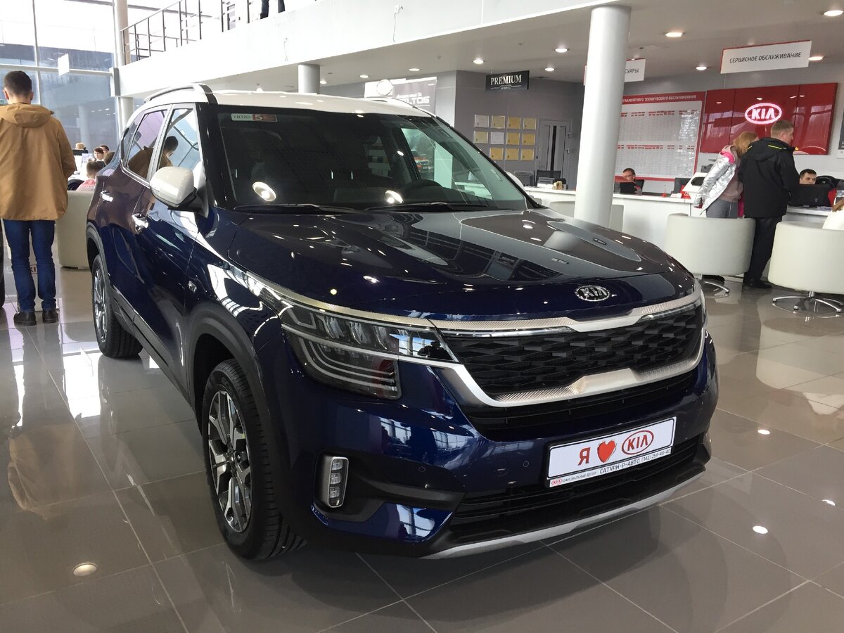 Как потом выяснилось, этот авто уже продан был. Кстати,  сочетание темного синего с белой крышей выглядело очень интересно