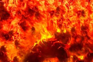 Когда демоны продолжали мучить меня, я пытался, как бы избавиться от них, постарался выползти из этой своей камеры. Я посмотрел в одну сторону, но там была непроглядная тьма, и я там услышал миллионы человеческих воплей. Это были очень громкие вопли. И я так же имел это знание, что там есть очень много таких тюремных камер как моя и там были как бы ямы в горящем огне. И когда я посмотрел в другую сторону, то мог видеть исходящие из земли языки огня, которые как-бы даже освещали небо. И там я увидел такую яму или озеро огненное, которое было в ширину, может быть, три мили. И когда эти языки огненные восходили, они освещали, так что я мог увидеть, что происходит вокруг меня. Там воздух полностью состоял из смрада и дыма. Ландшафт этой местности, пейзаж был весь коричневый и темный, там не было никакой зелени. Вокруг меня в том месте нигде не было ни капли влаги или воды, и я имел такую сильную жажду, что я хотел хотя бы каплю воды. Для меня было бы драгоценным получить от кого-либо хотя-бы каплю воды, но не было такого.
Я знаю, что я там был очень короткое время, но для меня тогда казалось, что я там был вечность. И там я особенно понял значение слова «вечность»