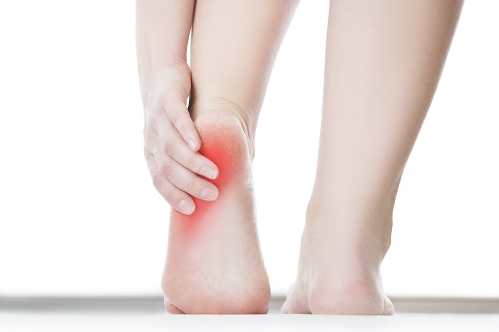 Почему болит пятка на правой ноге при ходьбе: причины и лечение