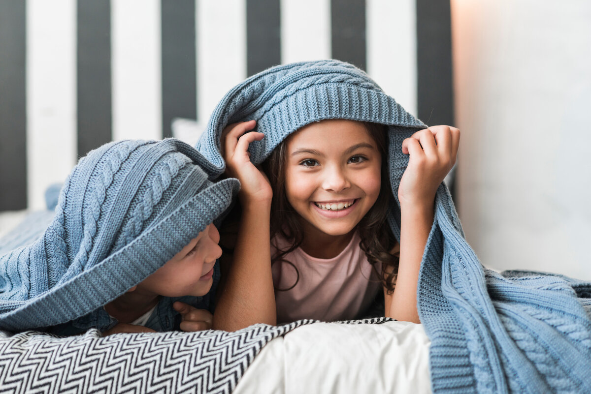 Источник фото: https://www.freepik.com/free-photo/happy-boy-looking-his-sister-lying-blanket-bed_3299102.htm#query=blanket people&position=0