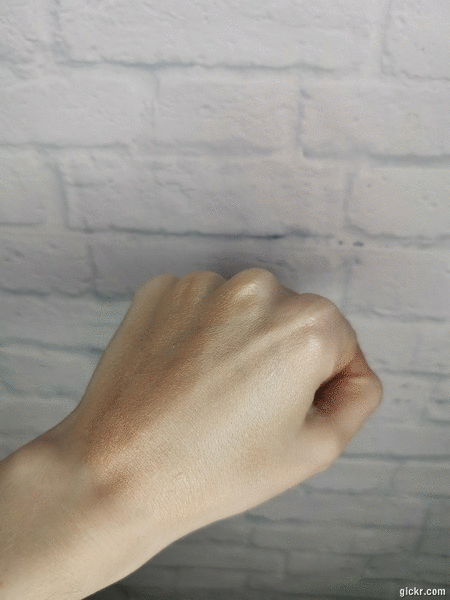 а вот я распределила хайлайтер и как круто он сияет. для меня, конечно, оттенок темноват, но я часто использую его для клиентов. а себе немного подмешиваю в тон.