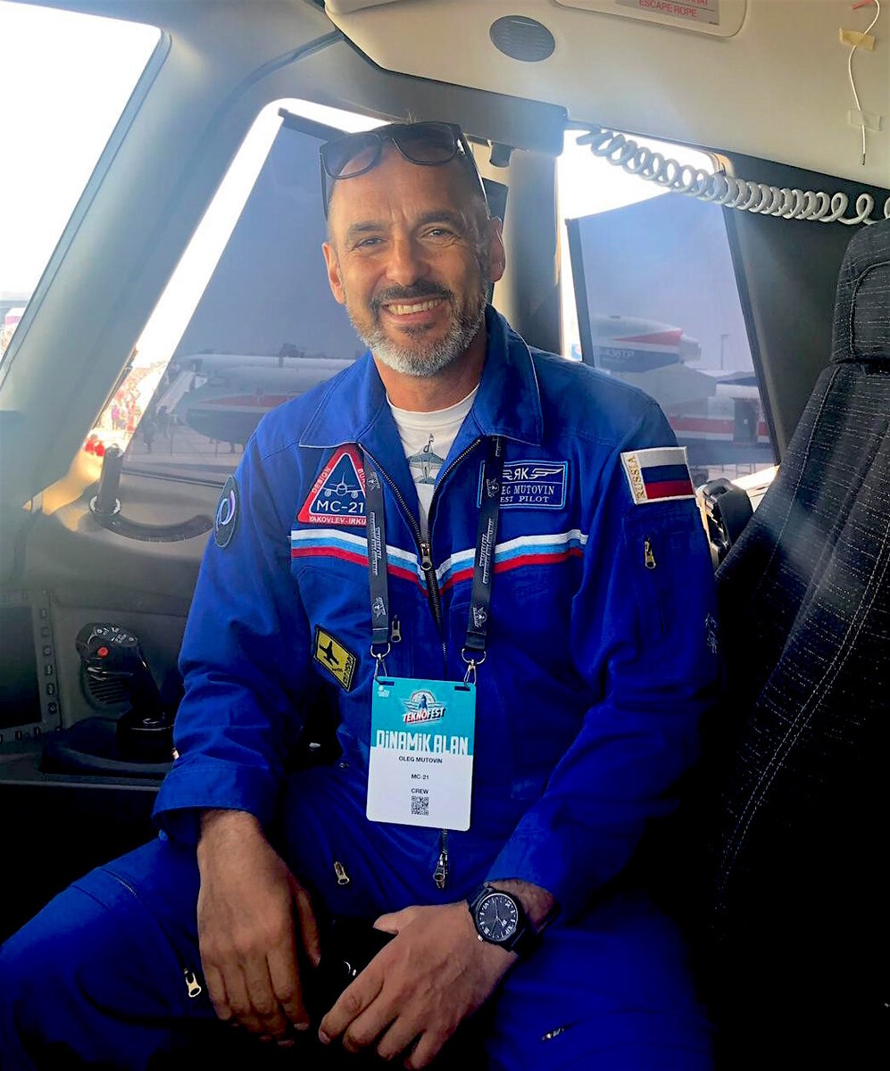 Фото из архива. Олег Евгеньевич Мутовин — российский лётчик-испытатель, Герой Российской Федерации. Летчик-испытатель ОКБ имени Александра Сергеевича Яковлева (входит в Корпорацию «Иркут»). В прошлом летчик-испытатель, старший инспектор Государственного лётно-испытательного центра Министерства обороны имени В. П. Чкалова, полковник-запаса. 
