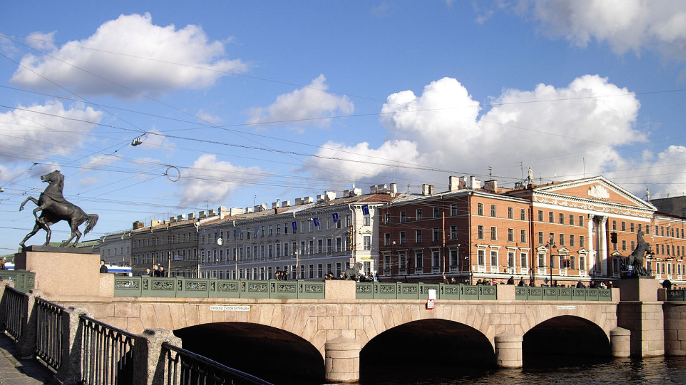   Петр I мечтал превратить Санкт-Петербург в русскую Венецию, полагая, что передвигаться по водным каналам горожане будут на паромах, лодках, плавучих переправах. Но град Петра стал городом мостов.-2