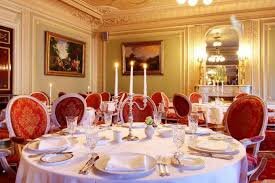 1. Ресторан «Сублимация» (Sublimotion) (Ибица) 
Самый дорогой ресторан в мире под названием «Сублимоушн», описывается шеф-поваром Пако Рансеро (Paco Rancero) как «радикально отличающийся». Ресторан находится на острове, который, как правило, больше известен вечеринками, чем шеф-поварами, удостоенными звёзд Мишлена и экспертами кулинарного опыта. Тем не менее, этот ресторан добавляет острову вечеринок прикосновение неоспоримого класса.

«Сублимоушн» находится в отеле Хард Рок (Hard Rock Hotel) в Плая-де-Босса (Playa de Bossa), и может одновременно разместить лишь 12 посетителей (что делает его по-настоящему уникальным). «Желудочно-сенсорный» обед на 20 блюд должен «вызывать эмоциональные переживания». Эти переживания, могут также включать в себя слёзы после получения чека на 2000 долларов. Однако это по-настоящему единственный в своём роде обед: технологии, психология, дизайн и, конечно, еда мирового класса - всё собрано вместе, чтобы сделать это уникальным обедом-приключением (с ценой, которая может вам обеспечить полноценный отдых на выходных, полный приключений). Всё, вплоть до влажности «микросреды» меняется, в то время как вы кушаете и наслаждаетесь обедом.