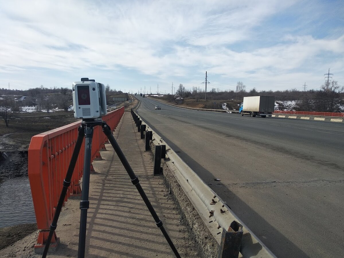 Сканирование объекта. Проезжающие мимо водители, доброжелательно машут мне средним пальцем, путая сканер с радаром на скорость.