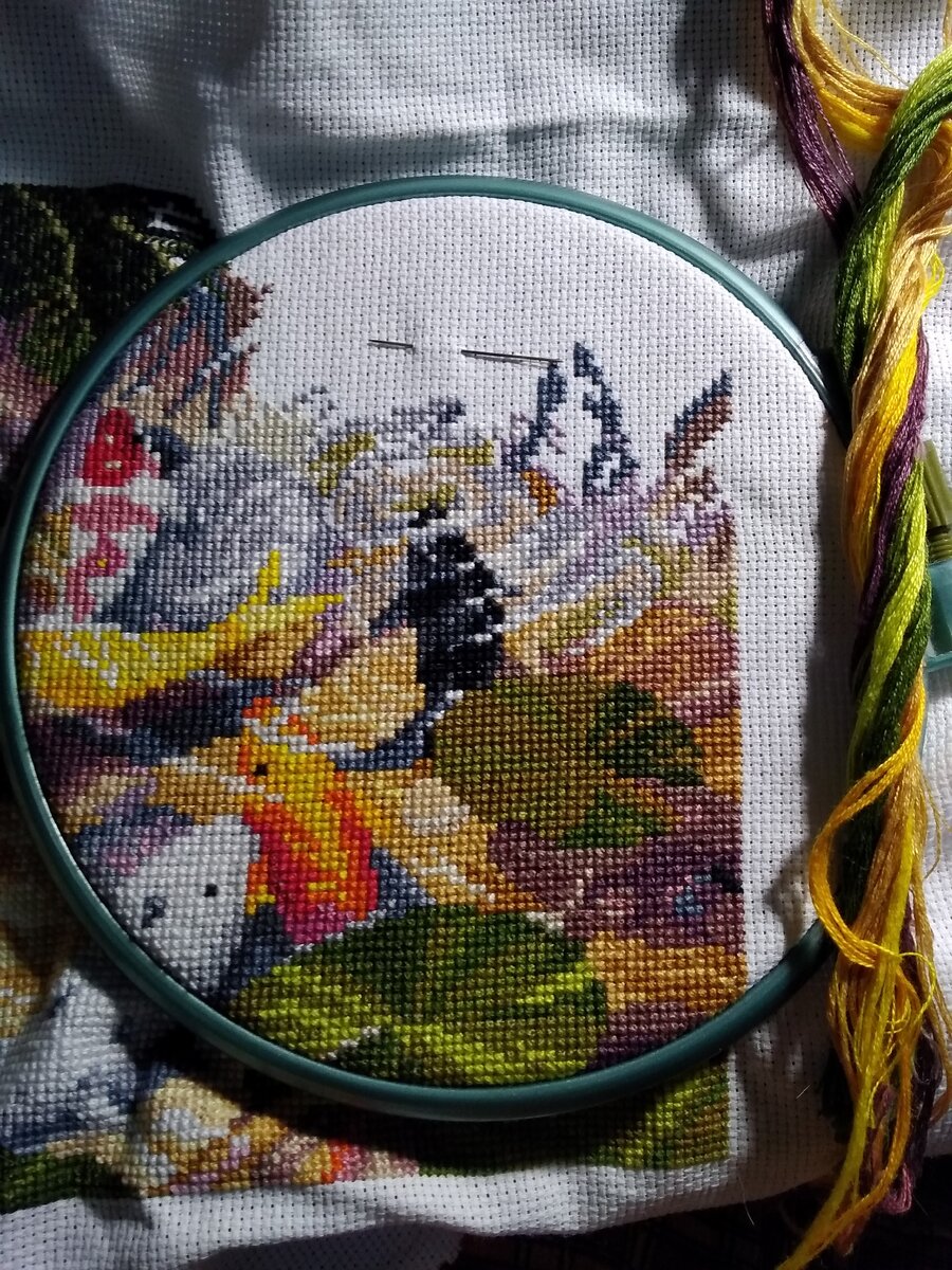 Продолжение вышивки, правый нижний угол (появились восьмая и девятая рыбки)