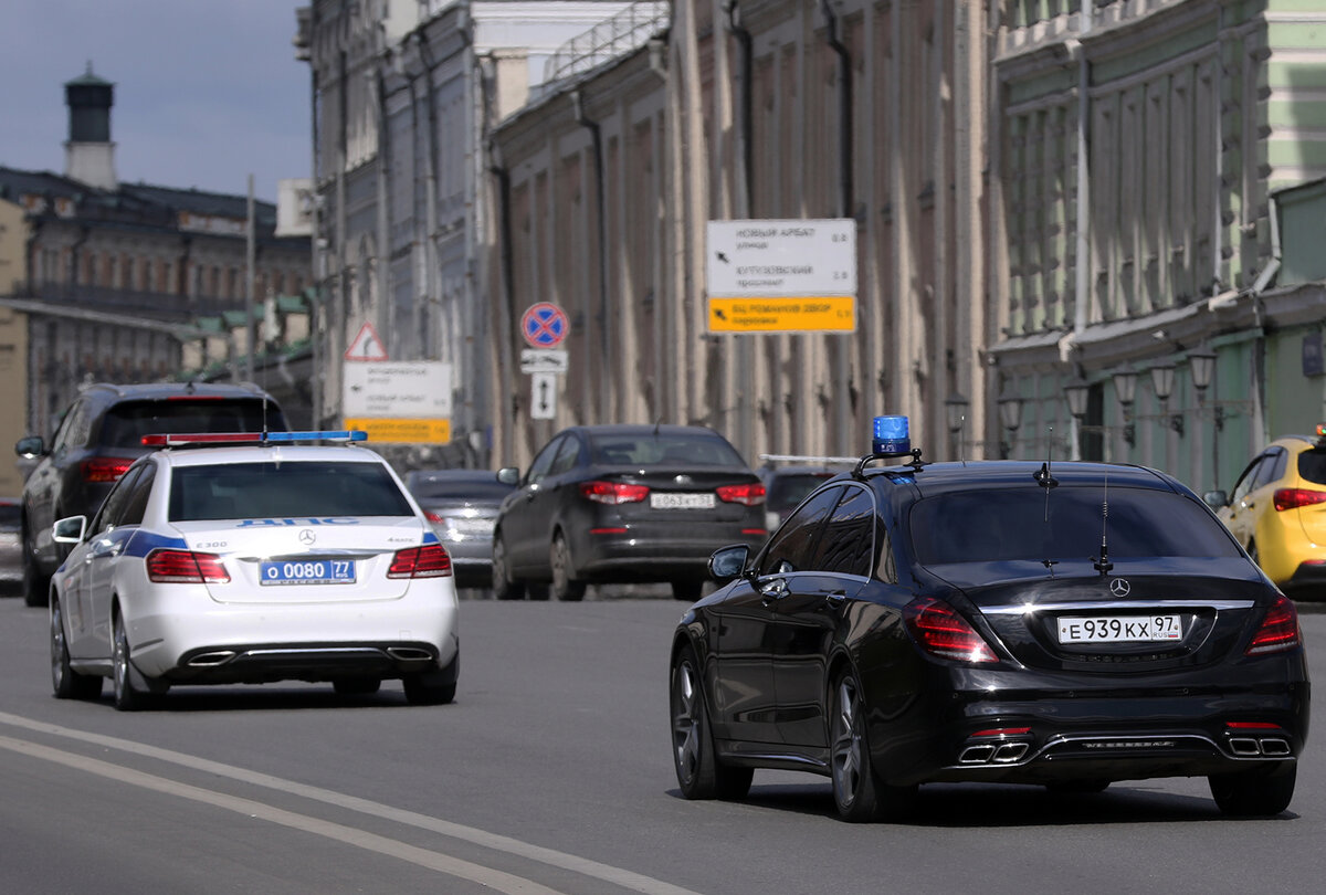 вариант номер 1 - сопровождение ДПС и основная машина без замыкающего автомобиля сопровождения