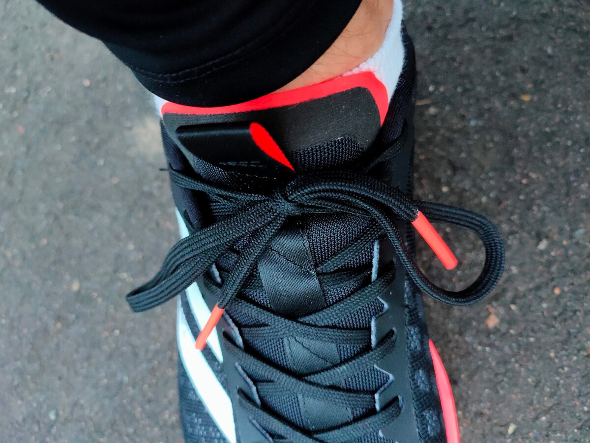 Язычок с петелькой - очень необычно. 