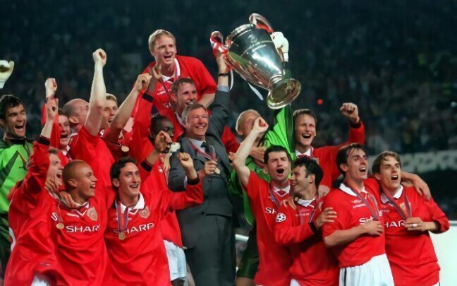 Игроки МЮ с Кубком Чемпионов