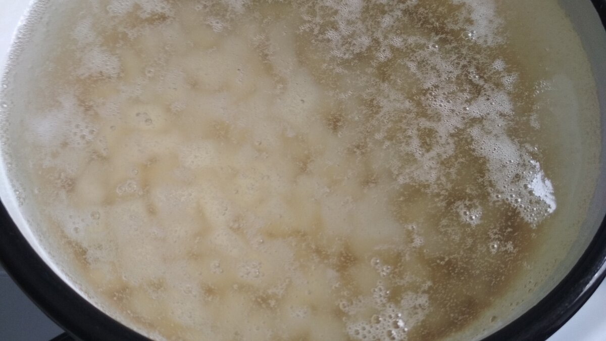 Высыпаем картошку (все равно немного крахмала есть)