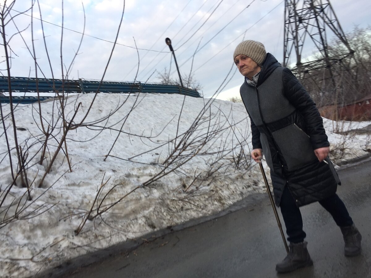 На фото: Вот куда самоизолированная движется? Явно не в аптеку-больницу....