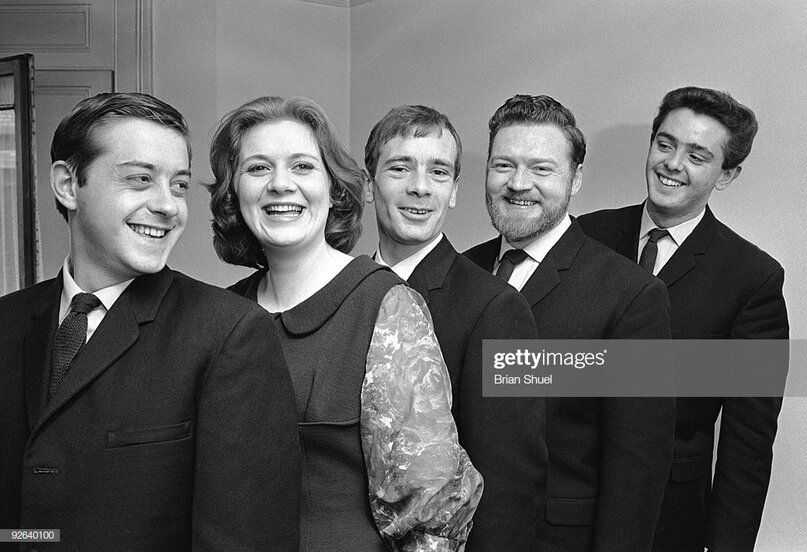      Ian Campbell Folk Group, слева направо: Дейв Свобрик, Лорна Кемпбелл, Брайан Кларк, Иан Кэмпбелл и Джон Данкерли. Фото Брайана Шуля. 