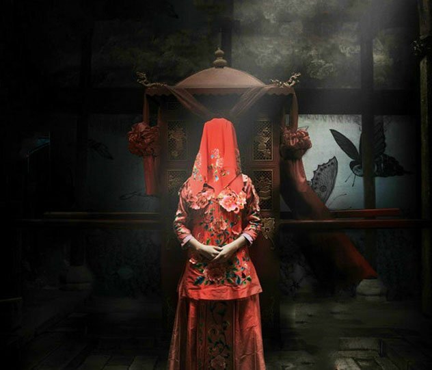 Свадьбы с привидениями

В Китае большое разнообразие свадебных обычаев и традиций. Одна из самых странных традиций, которые существуют уже более 3000 лет, - это свадьба с привидениями. Когда впервые проводились эти свадьбы, они ограничивались церемонией бракосочетания между двумя умершими людьми, которые были одиноки при жизни.
Семья умершей «невесты» запрашивала цену за невесту, а приданое включало в себя ценности из бумаги: дом и драгоценности. Затем «свадебная церемония» проходила на кладбище, где находились надгробия пары. Когда церемония завершалась, кости невесты выкапывали и хоронили в могиле жениха. Заранее просчитывалось, будет ли пара совместима в загробной жизни.
В наше время традиция допускает, что один из «обрученных» будет живым человеком, который выйдет замуж за умершего человека.
