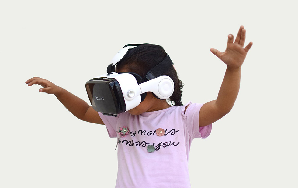 Виртуальные очки для детей. Виртуальные очки дети. Ребенок в шлеме виртуальной реальности. Ребенок в очках виртуальной реальности. Ребенок в VR очках.