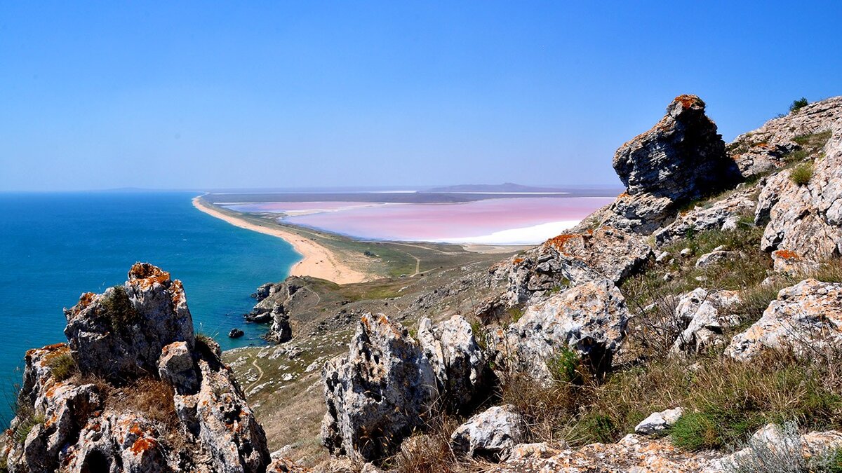 Вид на Черное море и Кояшское озеро с мыса Опук
