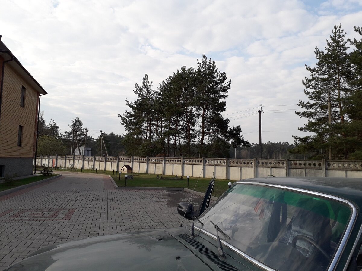 Территория гостиницы. Парковка.