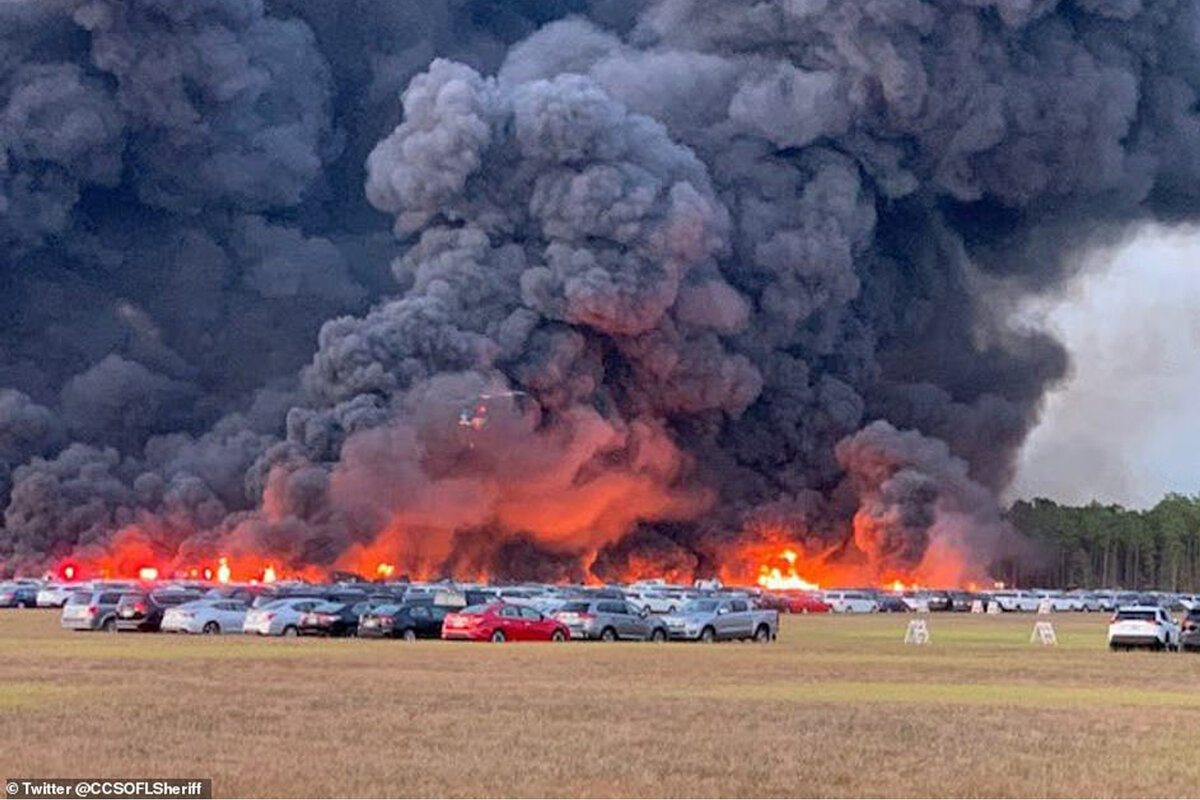 Вертолёт, летая в клубах дыма, порой, скрывается из вида. 