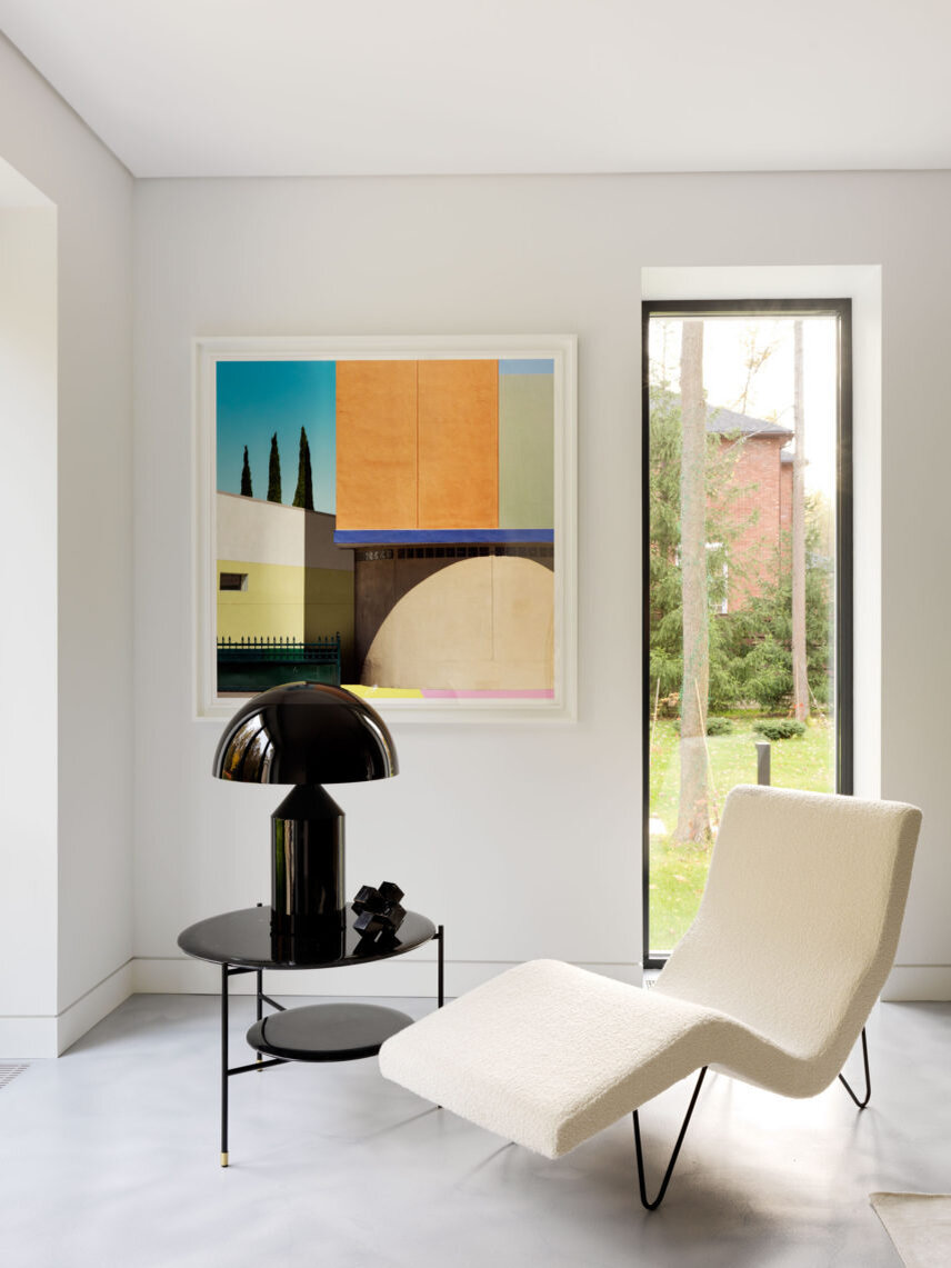 Дом в Подмосковье по проекту АК Interiors. Фрагмент гостиной. Столик, Meridiani; на нем винтажная лампа, Oluce; лежак, Gubi, обитый тканью, Dedar; на стене фоторабота Джорджа Бирна из австралийской галереи Olsen. Фото: Стефан Жульяр. Продюсер: Наталья Онуфрейчук.