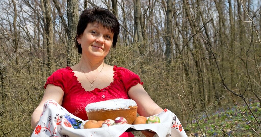 Свекровь узнала, что я не испекла куличи. Приехала и привезла свои