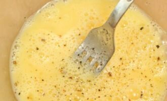 В глубокую миску разбейте яйца. Добавьте к нему соль, перец и хорошо перемешайте.