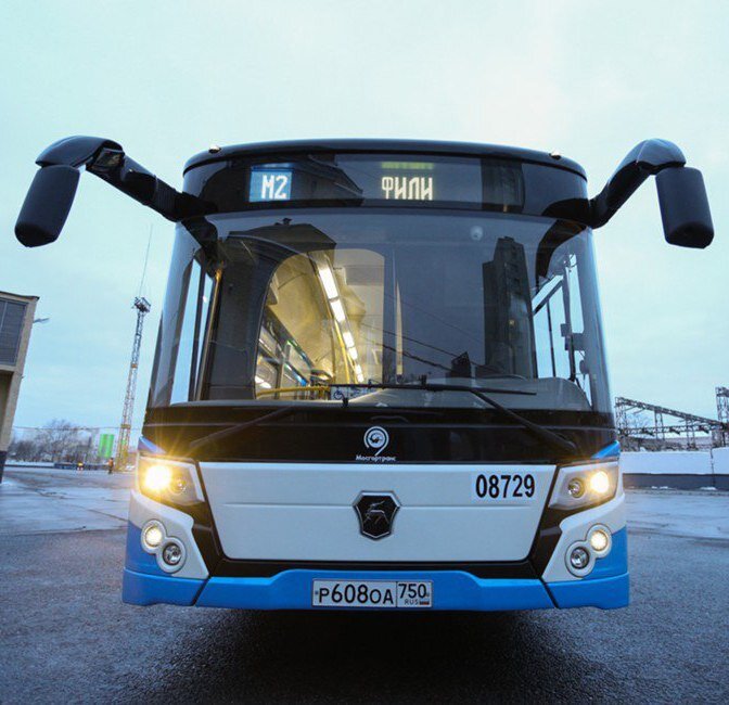 Электробус ЛиАЗ 6274 с эмблемой ГАЗа. (Фото: https://vk.com/photo-23027110_456239898 )