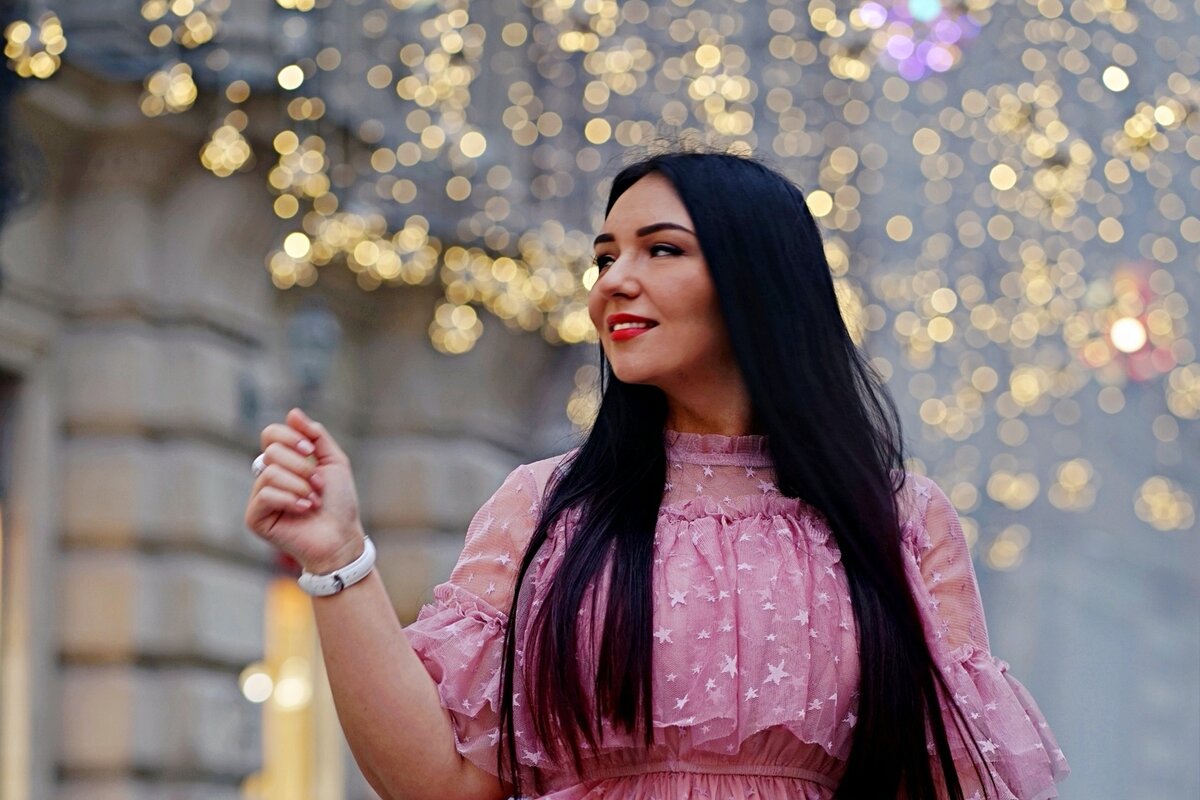 Если тьма наступает, то зажгите огни поярче