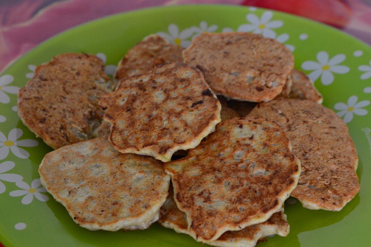 Мои дети любят класть их на батон и есть с чаем как бутерброды.