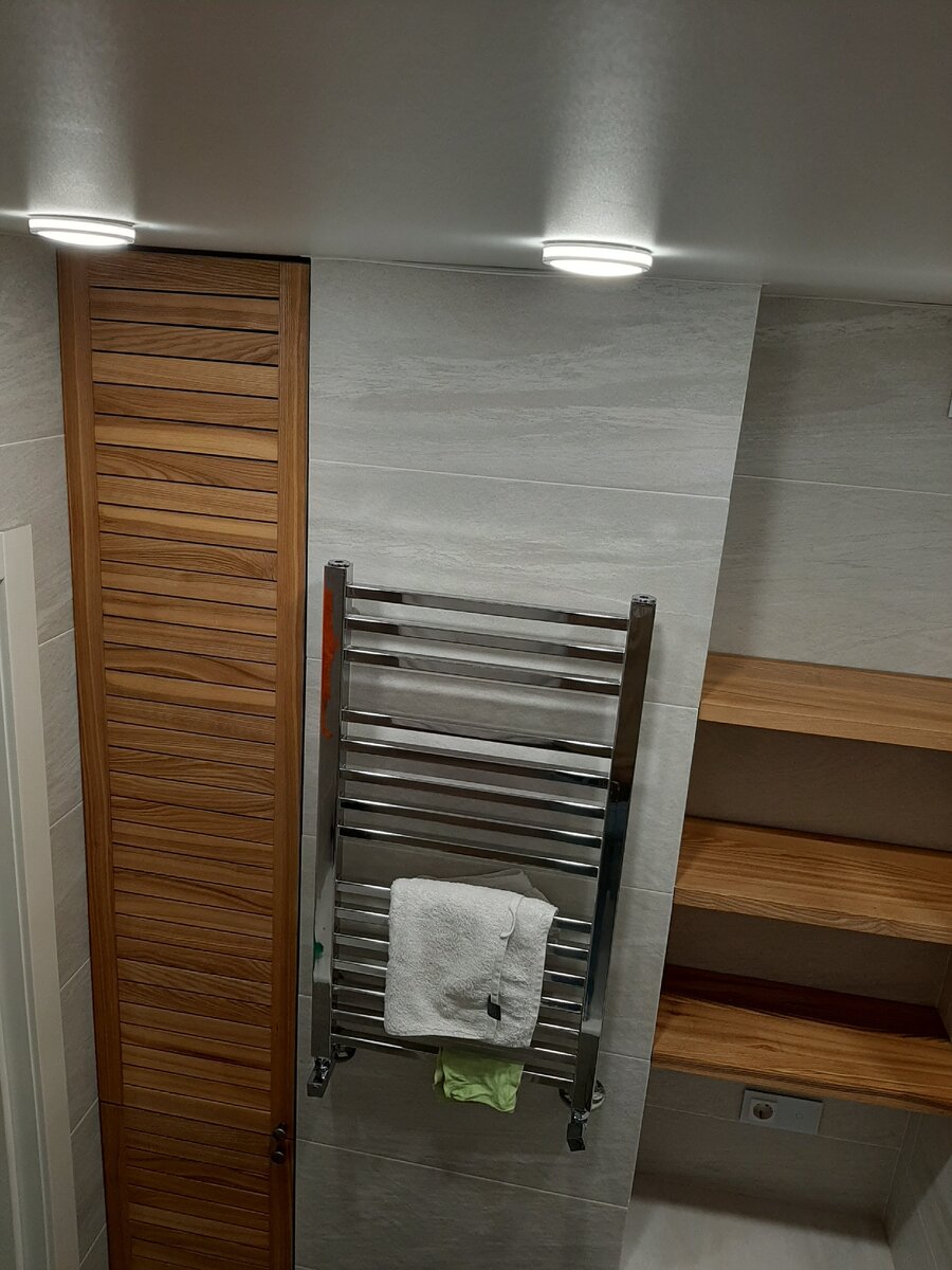 Интегрированный шкаф-пенал из ясеня