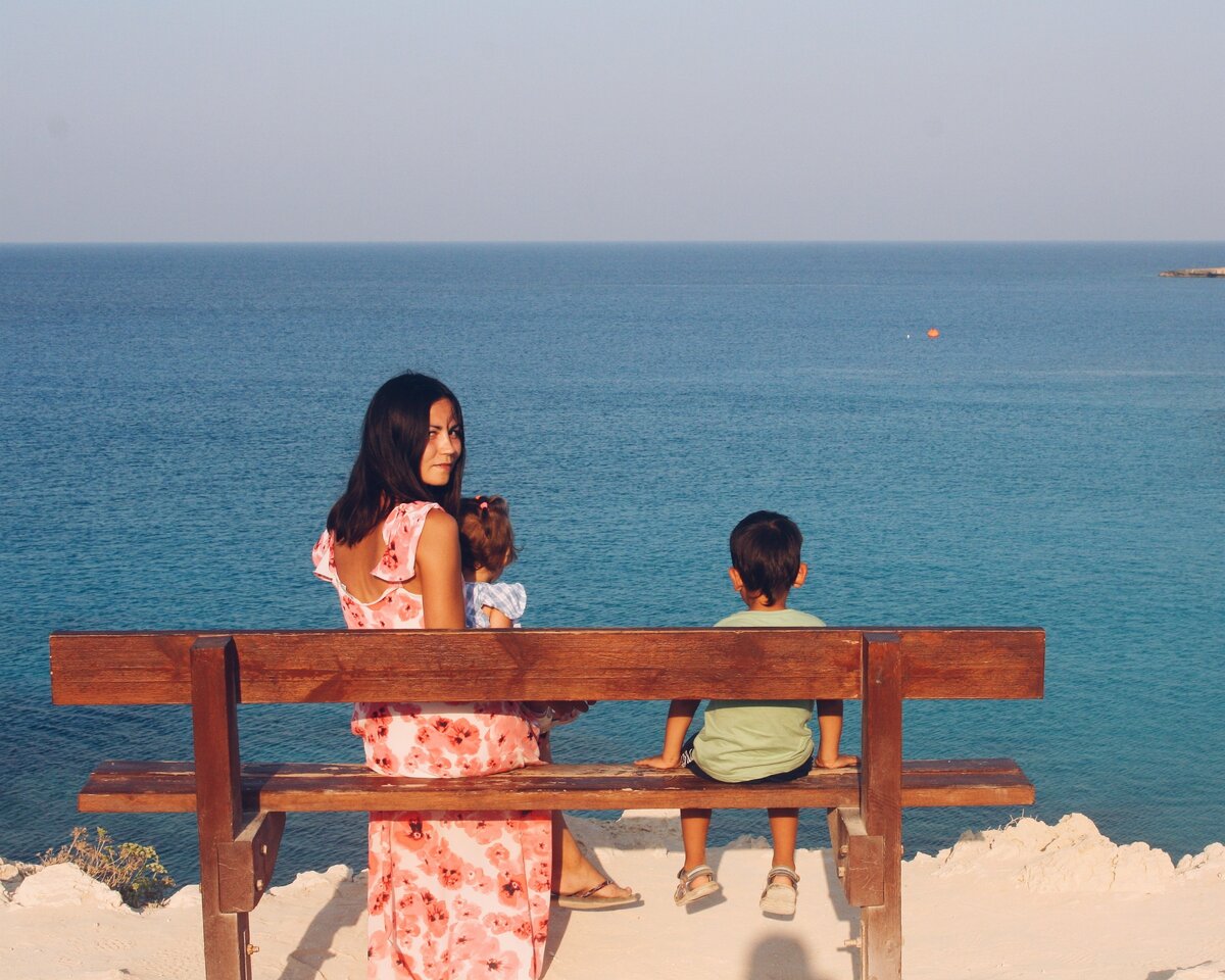 отдыхали на скамеечках