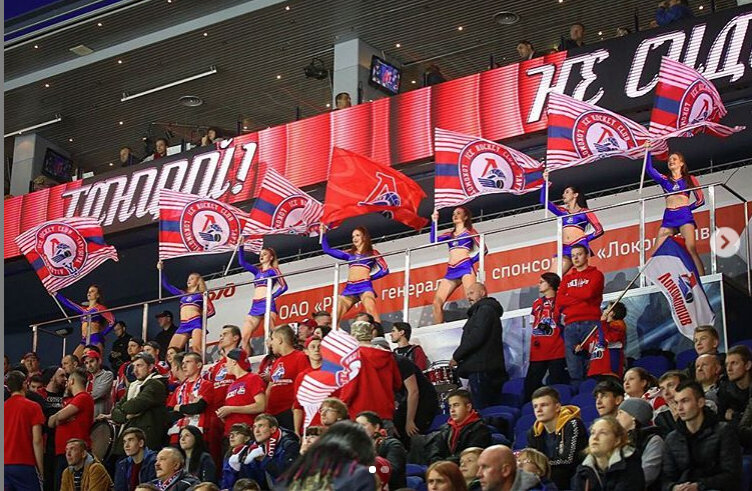 Шоу-группа "Грация" на матче ХК "Локомотив"  (г.Ярославль). Фото https://www.instagram.com/gracia_lokomotiv