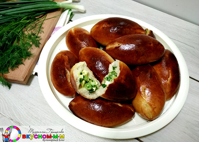 Пирожки печеные с яйцом и зелёным луком 