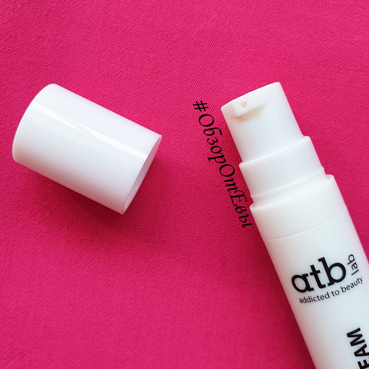 в данной миниатюрной версии - удобный дозатор, одного нажатия которого, хватает на всю кожу лица